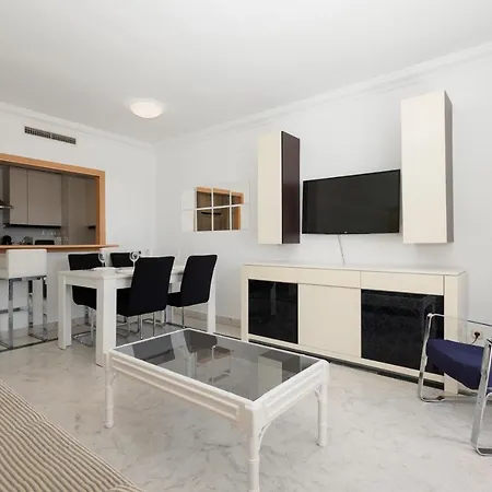 Apartment In The Heart Of Puerto Banus, With Private Parking Space And Communal Pool, Paddle Tennis Court And Gym *