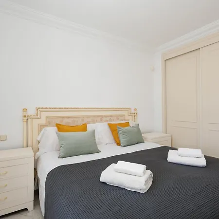 Apartament In The Heart Of Puerto Banus, With Private Parking Space And Communal Pool, Paddle Tennis Court And Gym *