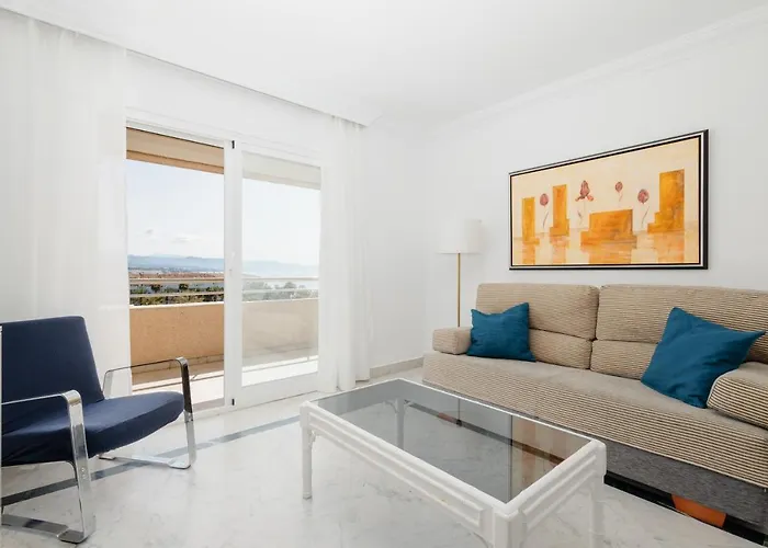 In The Heart Of Puerto Banus, With Private Parking Space And Communal Pool, Paddle Tennis Court And Gym Appartamento